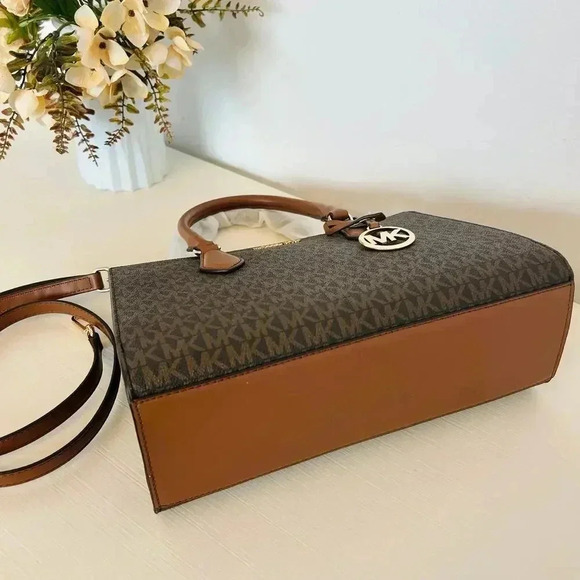 Michael kors purse Sheila Medium Satchel Brown Signature - Picture 6 of 10